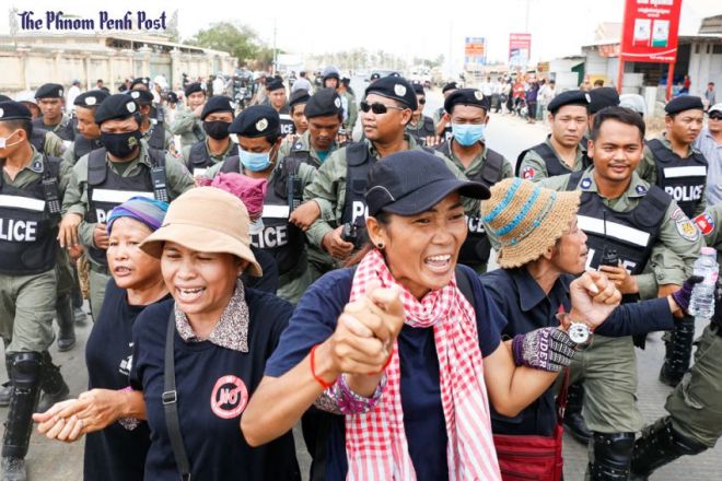 cambodia security guards punching and slapping protesters ile ilgili görsel sonucu